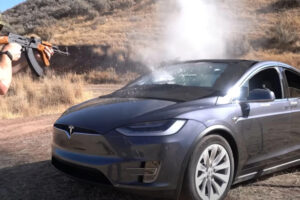 AK47 vs Tesla Model X ติดกระจกกันกระสุนจาก Armormax จะป้องกันได้หรือไม่ ?