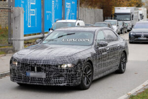 พบ BMW i7 ใหม่ ขณะขับทดสอบรวมกับ Mercedes-Benz EQS, Tesla Model Y และ XPeng P7