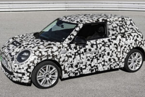 Mini ปล่อยทีเซอร์ New Hatch 2023 พร้อมคอนเฟิร์ม Countryman รุ่นใหม่ และทิศทางของรถ EV ในอนาคต