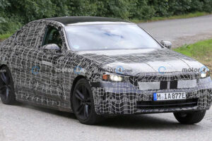 เผยภาพ BMW i5 ขณะทดสอบ ลือรุ่นท็อปติดตั้งมอเตอร์ไฟฟ้า 3 ตัว ขุมพลัง 750 แรงม้า คาดเปิดตัวกลางปี 2022