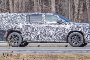 Jeep Wagoneer และ Grand Wagoneer กำลังจะมีรุ่นฐานล้อยาว หลังพบภาพหลุดขณะทดสอบ