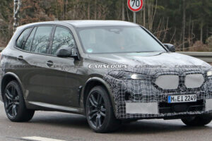 ภาพหลุด BMW X5 M รุ่นปรับโฉมปี 2023 ขณะทดสอบ กระจังหน้าดีไซน์ใหม่ คาดติดตั้งเครื่องยนต์ V8 ขนาด 4.4 ลิตร ทวินเทอร์โบ