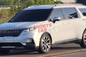 2023 Kia Carnival Hybrid ถูกเผยภาพขณะทดสอบ อาจเปิดตัวปลายปีนี้!