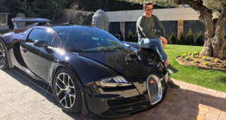 บอดี้การ์ด ของ Cristiano Ronaldo ซิ่ง Bugatti Veyron Vitesse ราคากว่า 70 ล้านบาท ชนกำแพงข้างถนน