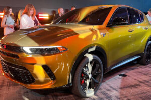 2023 Dodge Hornet มีทั้งรุ่น GT เครื่องยนต์ 4 สูบ 2.0 ลิตร 268 แรงม้า และรุ่น R/T ขุมพลัง PHEV 285 แรงม้า