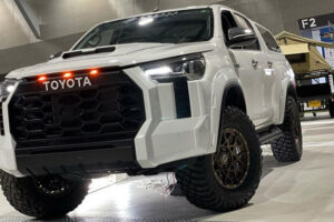Toyota Hilux สวมชุดแต่งสไตล์ Tundra จากจูนเนอร์ญี่ปุ่น GMG Double Eight