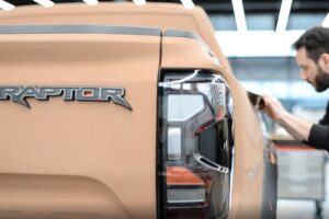 เจาะลึกเบื้องหลังการออกแบบของ Ford Ranger Raptor ใหม่ สะท้อนดีเอ็นเอสายพันธุ์แกร่ง ดุดัน ทรงพลังสไตล์แร็พเตอร์