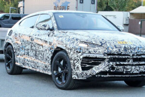 Lamborghini Urus PHEV หลุดขณะทดสอบ อาจให้กำลังสูงสุดถึง 820 แรงม้า และระยะวิ่ง EV ที่ 50 กม.