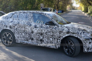 BMW iX2 ครอสโอเวอร์ไฟฟ้ารุ่นใหม่ ถูกพบในระหว่างการทดสอบ ก่อนเปิดตัวปีหน้า