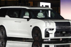Zeekr 009 รถยนต์ MPV ไฟฟ้า จากจีน ตัวถังใหญ่กว่า Toyota Alphard เปิดตัวแล้วที่จีน เริ่มต้นที่ 2,600,000.-