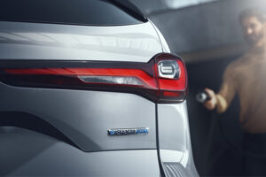 ทีเซอร์ Mazda CX-90 อวดดีไซน์ด้านท้าย ยืนยันมาพร้อมขุมพลัง e SKYACTIV PHEV ก่อนเปิดตัวต้นปี 2023