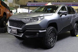 Toyota RAV4 ในชุดแต่ง VRAVRA Mars สไตล์รถหุ้มเกราะ ราคาชุดแต่ง 12 ชิ้น ไม่รวมราคารถ อยู่ที่ 550,000.-