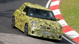 Mini Cooper S ปี 2024 หลุดขณะทดสอบใน Nurburgring ก่อนเปิดตัวในอีกไม่กี่เดือนข้างหน้า