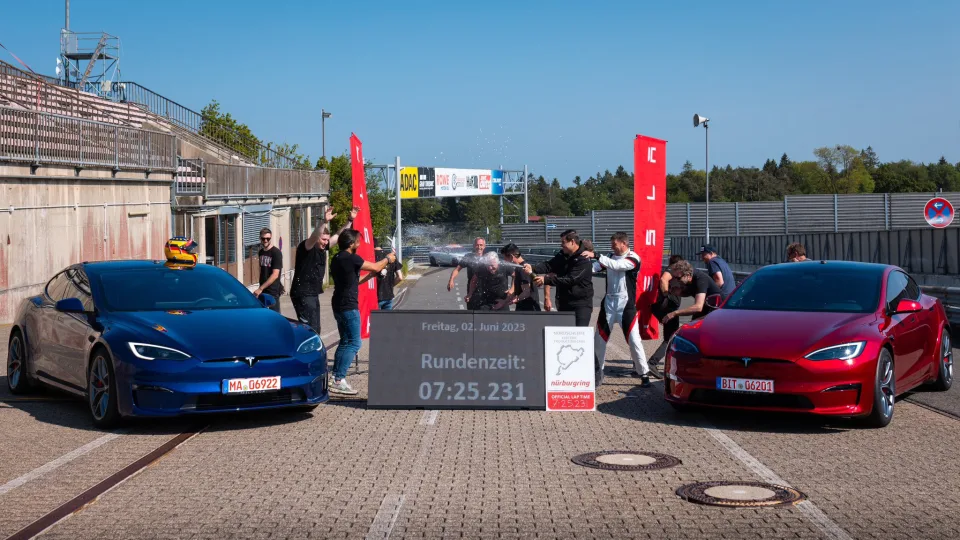Tesla Model S ทำลายสถิติ Porsche Taycan