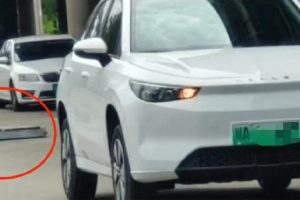 Cao Cao 60 รถยนต์ไฟฟ้าจีน ในเครือ Geely แบตเตอรี่หลุดออกมาทั้งแผงขณะขับขี่