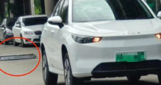 Cao Cao 60 รถยนต์ไฟฟ้าจีน ในเครือ Geely แบตเตอรี่หลุดออกมาทั้งแผงขณะขับขี่