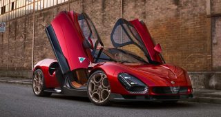 เปิดตัว Alfa Romeo 33 Stradale ที่สร้างเพียง 33 คันในโลก มีทั้งรุ่นเครื่องยนต์เบนซิน 620 แรงม้า และรุ่น EV มอเตอร์ไฟฟ้า 3 ตัว ที่ทรงพลัง