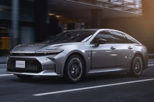 Toyota เปิดตัว Crown Sedan พร้อมขุมพลังใหม่ ไฮบริด 2.5 ลิตร และไฮโดรเจน FCEV เริ่มต้นที่ 1,740,000.-