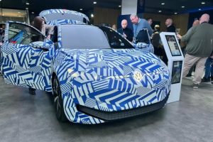 Volkswagen ID.2 "รถยนต์ไฟฟ้าราคาถูก" เผยโฉมในร่างลายพราง ก่อนบุกตลาดในปี 2026