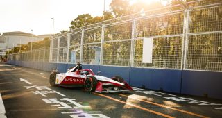 ทีม Nissan Formula E สร้างประวัติศาสตร์คว้าตำแหน่งโพล และฉลองชัยบนโพเดียมในการแข่งขัน Tokyo E-Prix ครั้งแรก