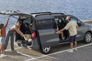 Nissan Townstar Evalia มีทั้งรุ่น EV และเครื่องยนต์เบนซิน ทั้งแบบ 5 หรือ 7 ที่นั่ง ฐานล้อยาวห้องโดยสารกว้าง รองรับครอบครัวขนาดใหญ่