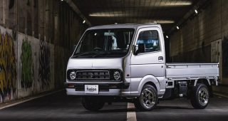 ชุดแต่งเรโทร เปลี่ยน Suzuki Carry ให้กลายเป็น Datsun ยุค 70s!