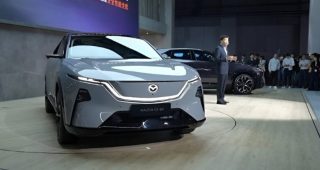 Mazda EZ-60 เปิดตัวครั้งแรกของโลก! SUV ไฟฟ้าล้ำยุค พร้อมจอ 26 นิ้ว และวิ่งไกล 1,300 กม. ที่งาน Shanghai Auto Show 2025