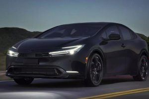 Toyota Prius ฉลองครบ 25 ปีในสหรัฐฯ! เปิดตัวโฉมปี 2026 พร้อมรุ่นพิเศษ Nightshade เท่ ดุดัน!