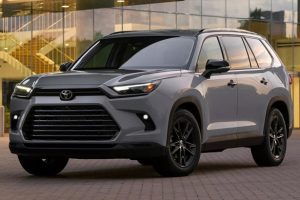 Toyota เบรกแผนเปิดตัว SUV ไฟฟ้าใหม่ เหตุเพราะขุมพลังเบนซินและไฮบริด ขายดีเกินคาด!