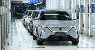 Mazda EZ-60 เริ่มผลิตแล้วในจีน! ยอดจองทะลุ 38,000 คัน! ส่วนไทยรอลุ้นปี 2026