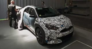 Toyota Aygo X Hybrid รุ่นใหม่ กับต้นแบบสุดแปลกตา “หน้า Yaris และที่นั่งเดียว”