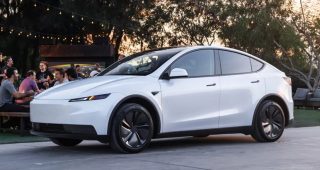 Tesla เปิดตัว Model Y Standard รุ่นถูกสุด! ตัด Option ราคาถูกลง วิ่งไกล 516 กม./ชาร์จ เริ่มต้นเพียง 1,299,000.-