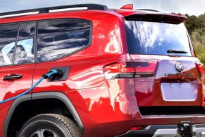 สื่อญี่ปุ่นเผย Toyota กำลังพัฒนา Land Cruiser 300 PHEV ! มาพร้อม มอเตอร์ไฟฟ้าที่ทรงพลัง และแบตเตอรี่ขนาดใหญ่