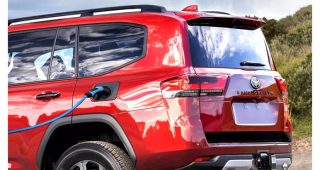 สื่อญี่ปุ่นเผย Toyota กำลังพัฒนา Land Cruiser 300 PHEV ! มาพร้อม มอเตอร์ไฟฟ้าที่ทรงพลัง และแบตเตอรี่ขนาดใหญ่