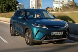 BYD เปิดตัว Atto 2 DM-i PHEV ครั้งแรกของโลกที่บาร์เซโลนา! วิ่งไฟฟ้าล้วนได้ 90 กม. และวิ่งรวมเต็มระบบทะลุ 1,000 กม.