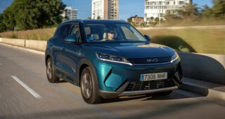 BYD เปิดตัว Atto 2 DM-i PHEV ครั้งแรกของโลกที่บาร์เซโลนา! วิ่งไฟฟ้าล้วนได้ 90 กม. และวิ่งรวมเต็มระบบทะลุ 1,000 กม.