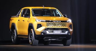 เปิดตัวครั้งแรกในโลกที่ประเทศไทย! TOYOTA HILUX TRAVO และรถกระบะไฟฟ้า TRAVO-e มีให้เลือก 17 รุ่นย่อย ตั้งแต่ราคา 774,000 - 1,491,000 บาท