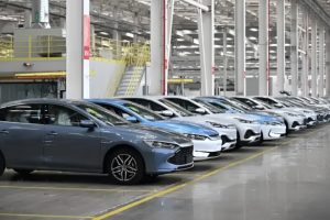 จีนเอาจริง! รถ EV หนัก 2 ตัน ห้ามกินไฟเกิน 15.1 kWh ต่อ 100 กม. เริ่มปี 2026
