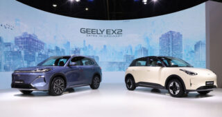 ธนบุรีนอยสเติร์น เปิดเกมใหญ่! ชูนวัตกรรมอัจฉริยะ เปิดตัว GEELY EX2 ซิตี้คาร์ไฟฟ้า เริ่มเพียง 399,990 บาท พร้อมโชว์ตัว GEELY STARRAY EM-i ครั้งแรกในไทย! พบกันที่งาน MOTOR EXPO 2025