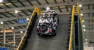 BYD โชว์โหด Yangwang U8 รุ่นใหม่ ทดสอบไต่บันไดพันขั้นจำลองในโรงงาน