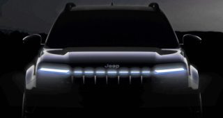 ทีเซอร์ Jeep Avenger ไมเนอร์เชนจ์! อัปเกรดกระจังหน้าเรืองแสง 7 ช่อง ลุคใหม่ล้ำกว่าเดิม เตรียมลุยตลาดโลก