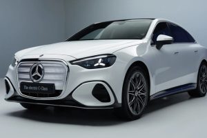 Mercedes-Benz C-Class EV มาแล้ว! วิ่งไกล 762 กม. ชน BMW i3 รุ่นใหม่เต็ม ๆ