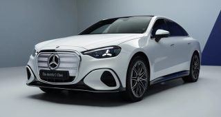 Mercedes-Benz C-Class EV มาแล้ว! วิ่งไกล 762 กม. ชน BMW i3 รุ่นใหม่เต็ม ๆ
