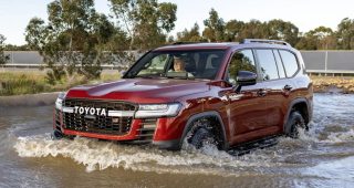 Toyota เปิดตัว Land Cruiser 300 ตัวโหดสุด ขุมพลังไฮบริด i-Force Max 457 แรงม้า ลุยตลาดออสเตรเลีย