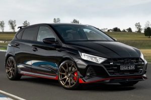 ปิดตำนานตัวแรงเกียร์ธรรมดา! Hyundai i20 N Shadow Edition รุ่นอำลาสุดพิเศษ ผลิตเพียง 100 คันในโลก พร้อมพรมปูพื้นที่ลายเดียวกับยางรถ
