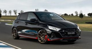 ปิดตำนานตัวแรงเกียร์ธรรมดา! Hyundai i20 N Shadow Edition รุ่นอำลาสุดพิเศษ ผลิตเพียง 100 คันในโลก พร้อมพรมปูพื้นที่ลายเดียวกับยางรถ