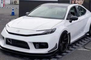 Toyota เล่นใหญ่! เปิดตัว Camry สุดโหด 700 แรงม้า ใส่เครื่องยนต์ 2 ตัว รวม 7 สูบ ขับเคลื่อน 4 ล้อ