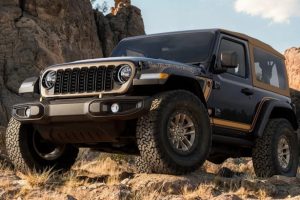 Jeep Wrangler Laredo กลับมาอีกครั้ง! รุ่นพิเศษกลิ่นอายอเมริกันตะวันตก พร้อมยาง 35 นิ้ว ช่วงล่างยกสูง และหลังคาผ้าใบสีแทนสุดคลาสสิก