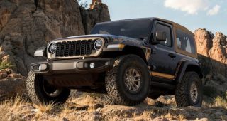 Jeep Wrangler Laredo กลับมาอีกครั้ง! รุ่นพิเศษกลิ่นอายอเมริกันตะวันตก พร้อมยาง 35 นิ้ว ช่วงล่างยกสูง และหลังคาผ้าใบสีแทนสุดคลาสสิก
