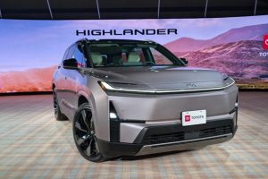 Toyota เลื่อนเปิดตัว Highlander EV รุ่นใหม่! แม้ยังไม่ขาย แต่กำหนดผลิตก็ขยับแล้ว ส่วนรุ่นเบนซินและไฮบริดยังไปต่อ
